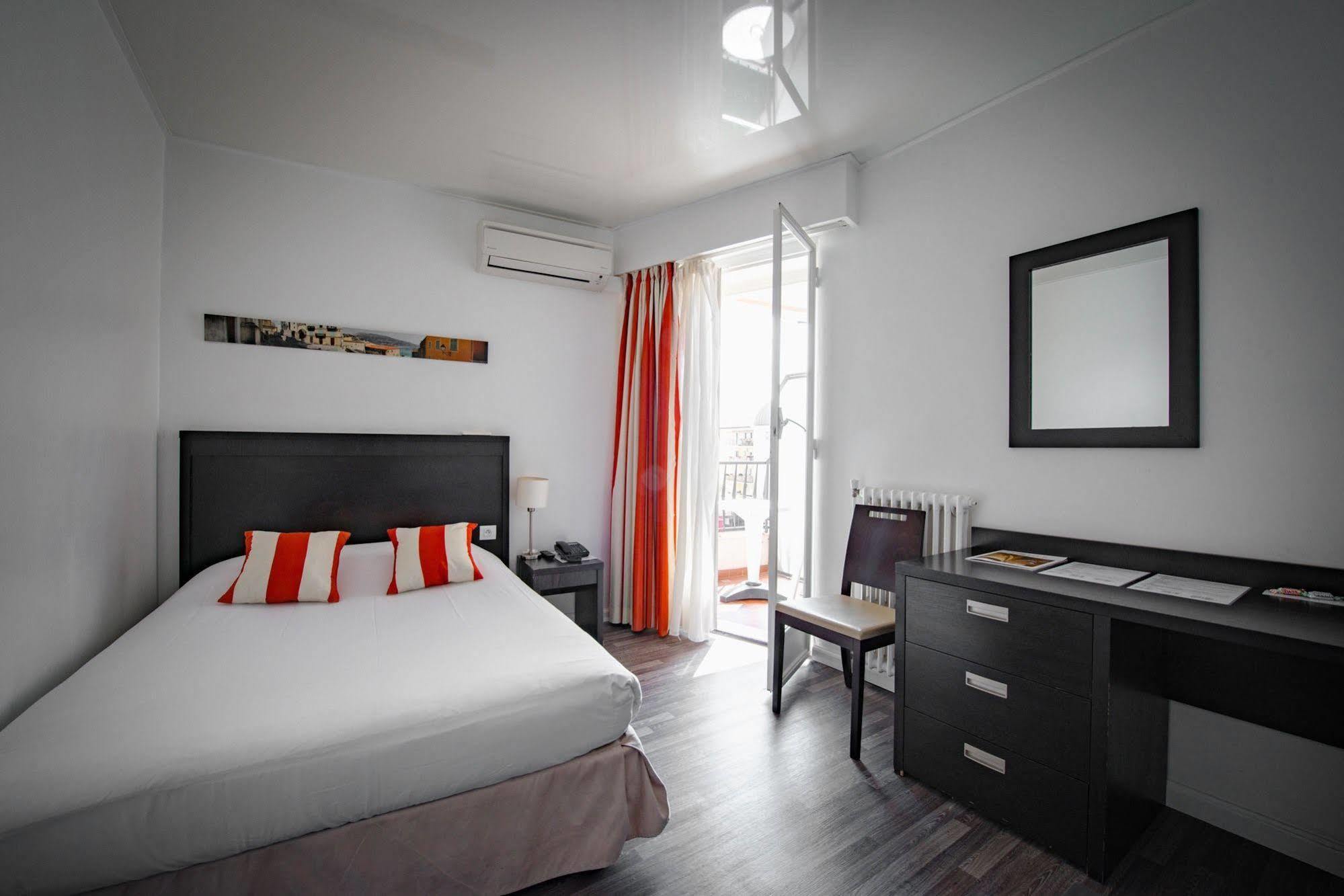 Hotel Comté De 3*